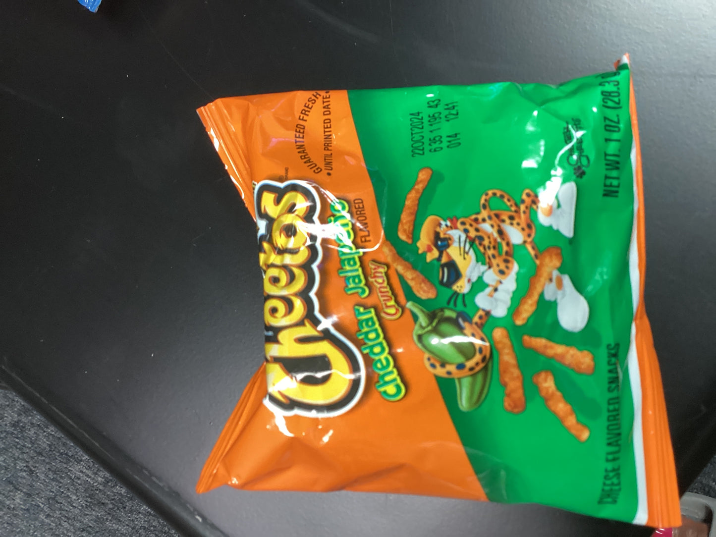 Cheetos cheddar & jalapeño chips